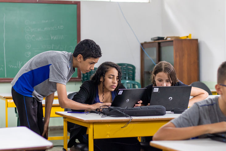 Foto de Lucas Fermin/Seed-PR - estudantes em sala de aula utilizando notebooks