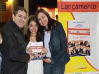 Foto de professores  e aluna no lanamento do livro.