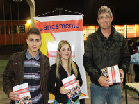 Foto de professor e alunos no lanamento do livro.