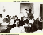 Aula em Angicos, em 1963: 300 pessoas alfabetizadas pelo mtodo Paulo Freire em um ms. O ambiente poltico-cultural em que Paulo Freire elaborou suas idias e comeou a experiment-las na prtica foi o mesmo que formou outros intelectuais de primeira linha, como o economista Celso Furtado e o antroplogo Darcy Ribeiro (1922-1997).  Todos eles despertaram intelectualmente para o Brasil no perodo iniciado pela revoluo de 1930 e terminado com o golpe militar de 1964. A primeira data marca a retirada de cena da oligarquia cafeeira e a segunda, uma reao de fora s contradies criadas por conflitos de interesses entre grandes grupos da sociedade. Durante esse intervalo de trs dcadas ocorreu uma mobilizao indita dos chamados setores populares, com o apoio engajado da maior parte da intelectualidade brasileira. Especialmente importante nesse processo foi a ao de grupos da Igreja Catlica, uma inspirao que j marcara Freire desde casa (por influncia da me).  O Plano Nacional de Alfabetizao do governo Joo Goulart, assumido pelo educador, se inseria no projeto populista do presidente e encontrava no Nordeste  onde metade da populao de 30 milhes era analfabeta  um cenrio de organizao social crescente, exemplificado pela atuao das Ligas Camponesas em favor da reforma agrria. No exlio e, depois, de volta ao Brasil, Freire faria uma reflexo crtica sobre o perodo, tentando incorpor-la a sua teoria pedaggica. Foto: acervo fotogrfico dos arquivos de Paulo Freire - Instituto Paulo Freire