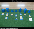 Dez Formas geomtricas tridimensionais feitos de madeira e geralmente pintados de azul. As formas so: esfera, cone, elispide, tringulo, cubo, cilindro, prisma retangular, prisma triangular.