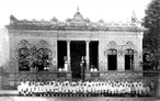 Construo de 1906 sendo inaugurado em 01 de fevereiro de 1907 sendo  denominado Casa Escolar Cruz Machado, quando funcionou como Estabelecimento de Ensino das sries iniciais e em 1923 passou a ser denominado Grupo  Escolar Cruz Machado at o ano de 1925 e aps sendo transferido para o Grupo Escolar Dezenove de Dezembro e desativado em 1928 com a Inaugurao do Colgio Estadual Dom Pedro II. O prdio passou a ser repartio pblica sendo uma delas a Inspetoria de Ensino. 