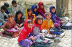 Foto de uma escola em Bamozai, perto Gardez, Provncia de Paktya, Afeganisto. A escola no tem edifcio. As aulas so realizadas ao ar livre,  sombra de um pomar.