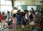 Foto de uma sala de aula tpica de uma escola primria japonesa.(25 de outubro de 2005).