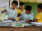 Foto dos alunos da Associao Escola Indgena Tuyuka Utapinopona (AEITU), Comunidade So Pedro, Alto Rio Tiqui, Terra Indgena Alto Rio Negro, Amazonas, Brasil.  "As escolas indgenas, assim como aquelas dos no-ndios, tambm so um espao de aprendizado das crianas. Muitas vezes o contedo que  ensinado ali pelos professores  bem diferente daquele que  transmitido pelos parentes na aldeia.  claro que estes contedos podem se misturar em alguns momentos, mas a escola tem como foco ensinar a escrever, ler, fazer conta, entre outros conhecimentos importantes para o dilogo com o mundo dos no-ndios, j os parentes ensinam as formas de se organizar da comunidade, como produzir artefatos e tudo aquilo que  importante para se viver bem naquele grupo."