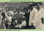 Em 1942, prefeito de So Carlos recebe de estudantes uma "pirmide simblica".