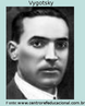 Lev Semenovitch Vygotsky(1896-1934), advogado e psiclogo russo, enfatizava o papel da linguagem e do processo histrico social no desenvolvimento do indivduo. Sua questo central  a aquisio de conhecimentos pela interao do sujeito com o meio. Para ele, o sujeito no  apenas ativo, mas se tambm interativo, pois adquire conhecimentos a partir de relaes intra e interpessoais.  na troca com outros sujeitos que o conhecimento e as funes sociais so assimilados.