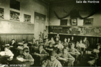 Sala de aula masculina da Escola Caetano de Campos, colgio freqentado pelas crianas da elite paulistana.  Durante a Repblica Velha no Brasil, o menino era mandado na mais tenra idade para um colgio onde cedo adquiria o conhecimento da lngua francesa, e os rudimentos comuns da educao em portugus. Embora os pais residissem na cidade, ficava interno no colgio e somente em certas ocasies era visitado. 