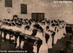 Fotografia de sala de aula feminina que ilustra o livro Histrias da nossa terra, de Julia Lopes de Almeida, publicado em 1907.  Nesta poca, a educao feminina era um privilgio numa sociedade comandada por homens, porm tal privilgio detinha interesses como a necessidade da construo de uma sociedade civilizada.  Nesse sentido, as meninas tambm passaram a serem alvos dos padres desejveis para obteno desta sociedade. Porque alm da sua educao o cuidado com os filhos e organizao do lar eram tarefas destinadas ao sexo feminino. Essas eram as justificativas encontradas em muitos discursos da poca para permitir que a mulher freqentasse os bancos escolares. 