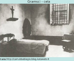 Antonio Gramsci (1891-1936) escritor, poltico e terico poltico. Suas ideias sobre educao surgem particularmente a partir do contexto do papel da cultura e dos intelectuais nos processos de transformao histrica.  Alguns conceitos criados ou valorizados por Gramsci hoje so de uso corrente em vrias partes do mundo. Um deles  o de cidadania. Foi ele quem trouxe  discusso pedaggica a conquista da cidadania como um objetivo da escola.  A foto apresenta a cela em que Gramsci ficou preso a partir de 1928, na penitenciria de Turi.