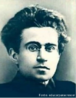 Antonio Gramsci (1891-1936) escritor, poltico e terico poltico. Suas ideias sobre educao surgem  particularmente  a partir do contexto do papel da cultura e dos intelectuais nos processos de transformao histrica.  Alguns conceitos criados ou valorizados por Gramsci hoje so de uso corrente em vrias partes do mundo. Um deles  o de cidadania. Foi ele quem trouxe  discusso pedaggica a conquista da cidadania como um objetivo da escola. 