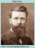 Jean-Ovide Decroly, Mdico Belga, (1871- 1932) foi diretor da Escola "cole d'Ermitage" (1907), cujo o ensino era direcionado aos meninos considerados de infncia irregular, e que se tornou famosa como exemplo da Escola Nova. Ali aplicou ao ensino de crianas normais as concluses extradas da educao de excepcionais (Montessori). Baseado em suas contrariedades durante sua educao em sua infncia (era considerado indisciplinado), seu mtodo se destaca ao conciliar medidas psicolgicas e educativas na prtica educacional com as crianas. A educao era centrada no aluno, ou seja, buscava a possibilidade de o aluno conduzir o prprio aprendizado e, assim, aprender a aprender. Alguns de seus pensamentos esto bem vivos nas salas de aula e coincidem com propostas pedaggicas difundidas atualmente.  o caso da idia de globalizao de conhecimentos  que inclui o chamado mtodo global de alfabetizao  e dos centros de interesse. O princpio de globalizao de Decroly se baseia na ideia de que as crianas apreendem o mundo com base em uma viso do todo, que posteriormente pode se organizar em partes, ou seja, que vai do caos  ordem.