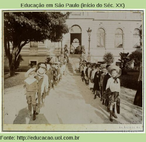 Meninos se preparam para a festa junina.