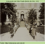 Meninas se preparam para a festa junina. Diferentemente das atuais "caipirinhas", a moda entre as meninas para as festas juninas eram grandes chapus, capas e botas 