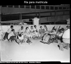 Filas para matrcula nas escolas pblicas. Data: 05/03/1954