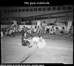 Filas para matrcula nas escolas pblicas. Data: 05/03/1954