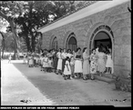 Filas para matrcula nas escolas pblicas. Data: 05/03/1954