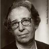 Imagem de Hannah Arendt, pensadora da política no século 20. Para Arendt, educar é acolher as crianças em um mundo que existe antes de seu nascimento, mas que será renovado pelas novas gerações. Além disso, a educação deve contribuir para que as crianças desenvolvam sua singularidade. <br> <br> Palavras-chave: OTP. Pensadores da Educação. Hannah Arendt