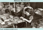 A foto apresenta o mtodo montessoriano na sala de aula, que enfatiza a utilizao de material especfico. As salas de aula tradicionais eram vistas com desprezo por Maria Montessori. Ela dizia que pareciam colees de borboletas, com cada aluno preso no seu lugar. Quem entra numa sala de aula de uma escola montessoriana encontra crianas espalhadas, sozinhas ou em pequenos grupos, concentradas nos exerccios. Os professores esto misturados a elas, observando ou ajudando. No existe hora do recreio, porque no se faz a diferena entre o lazer e a atividade didtica. Nessas escolas as aulas no se sustentam num nico livro de texto. Os estudantes aprendem a pesquisar em bibliotecas (e, hoje, na internet) para preparar apresentaes aos colegas. Atualmente existem escolas montessorianas nos cinco continentes, em geral agrupadas em associaes que trocam informaes entre si. Calcula-se em torno de 100 o nmero dessas instituies no Brasil. Foto: Kurt Hutton/Picture Post/Getty Images. 